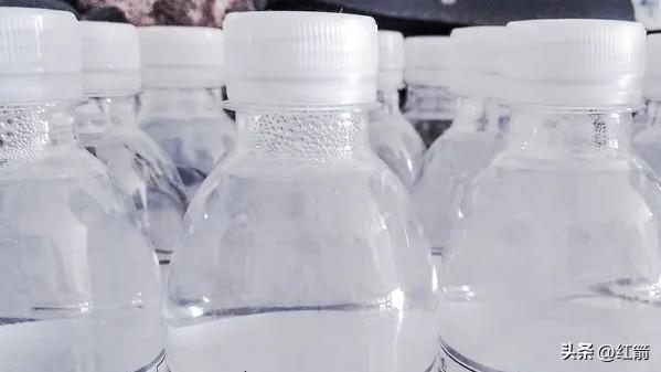 矿泉水和烧开的自来水都有优点。烧开的自来水性价比高、安全性稳定。自来水经水厂消毒