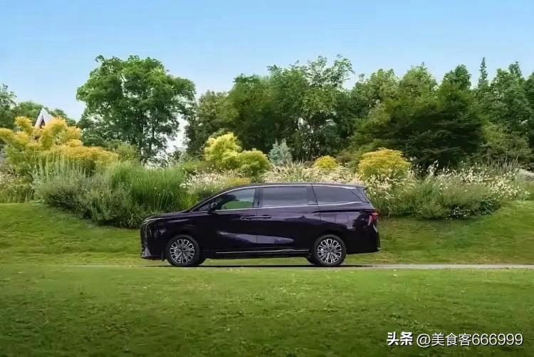 同事卖掉了燃油车，换成了新能源车，开了两年，告诉我们说:
1、省钱是真的，电费比