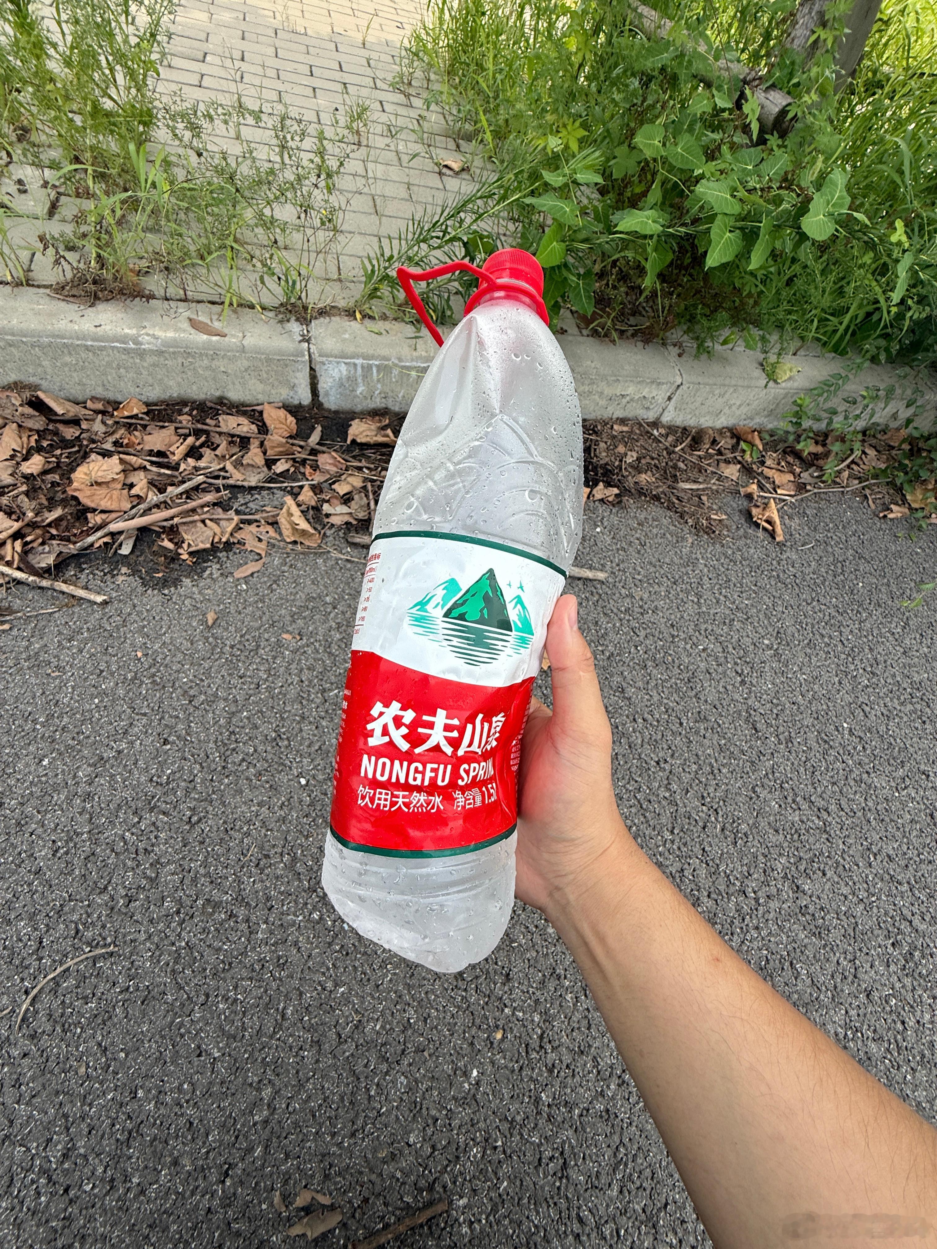 这几天拍摄真太闷了，这瓶子形状能证明喝水喝的有多凶猛，现在狂想洗个大澡 ​​​