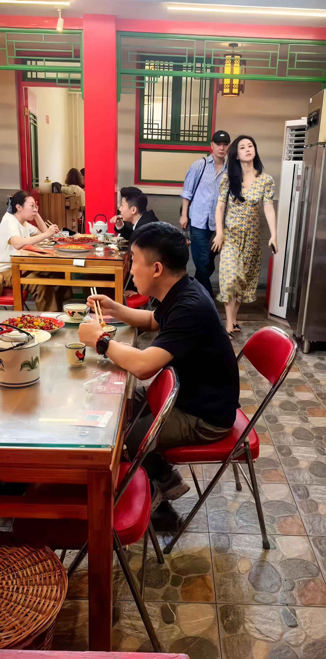朱珠来到北京一家餐馆吃饭，她身穿碎花裙，长发飘飘的样子，真的好美啊。

朱珠作为