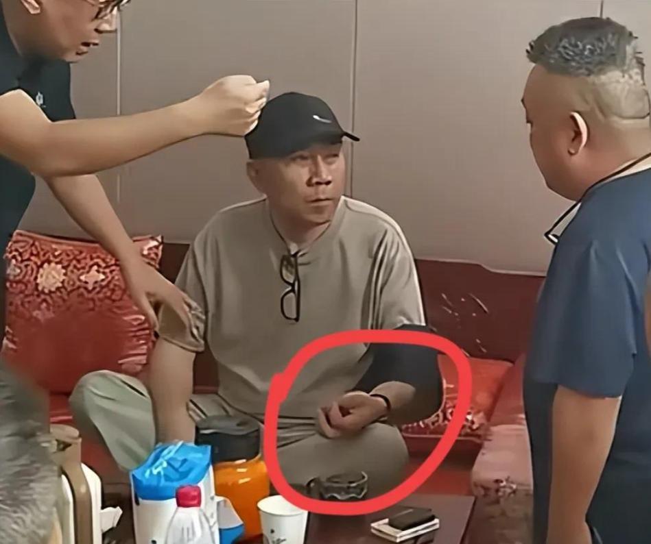 杨少华离世仅1天，人性的自私与无耻，显现了。

葬礼上，四个儿子坐在沙发上吞云吐