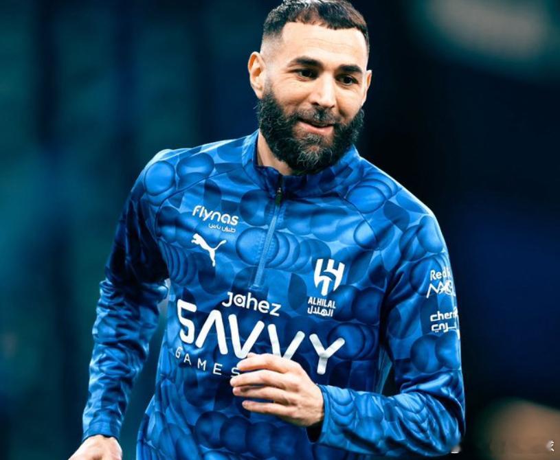 据记者罗马诺报道，利雅得新月的前锋本泽马遭遇内收肌伤势，新月的队医将在今天对他的