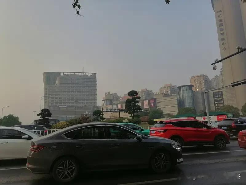 别让“先搞钱再找老婆”的观念迷了心
 
如今，常听到一种说法：“好好搞钱，有了钱