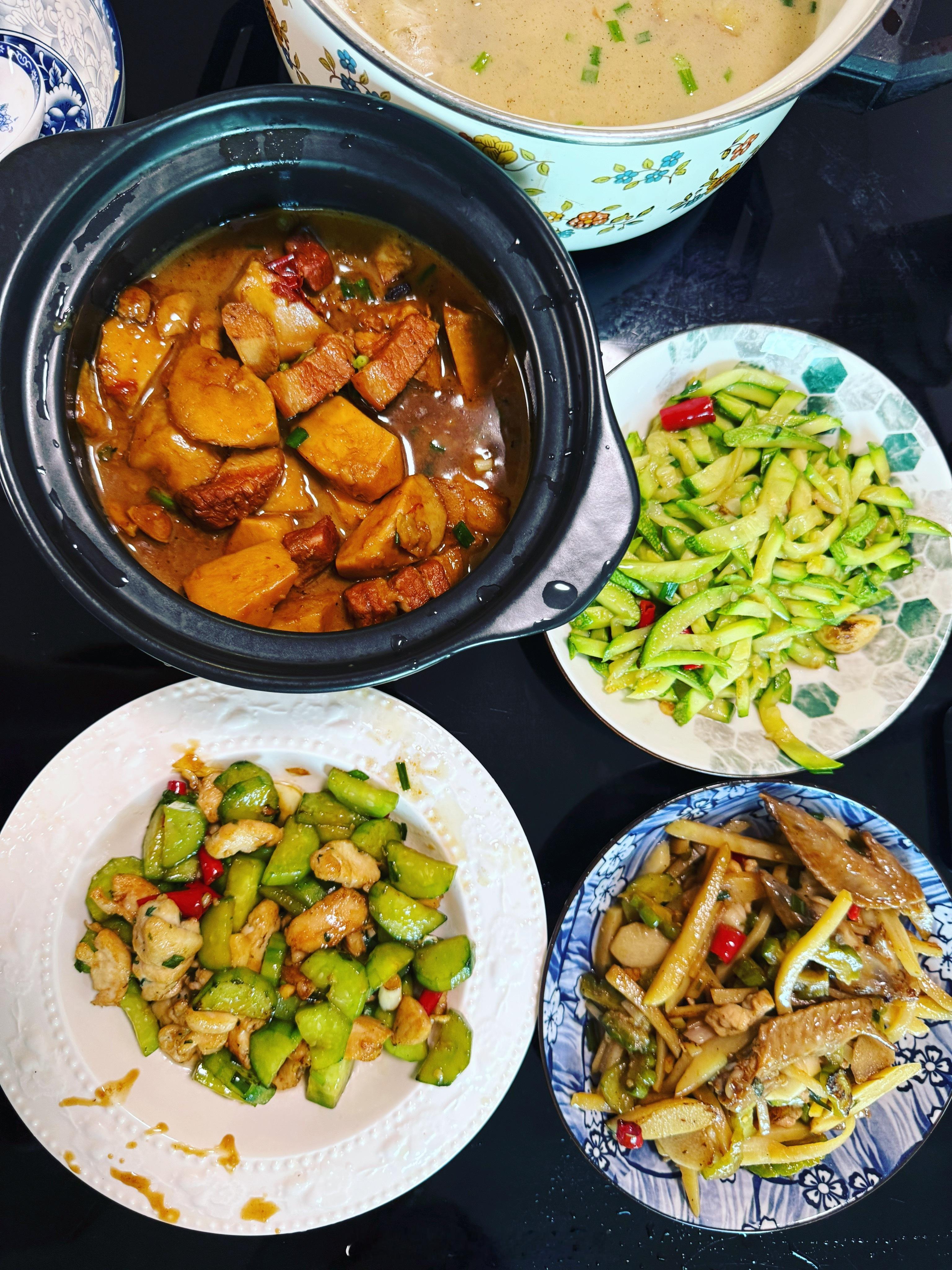 今晚的菜色是我喜欢的哈哈哈不错不错 ​  ​​​