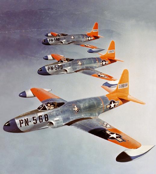 1947年，美国空军的F-80B正在编队飞行。