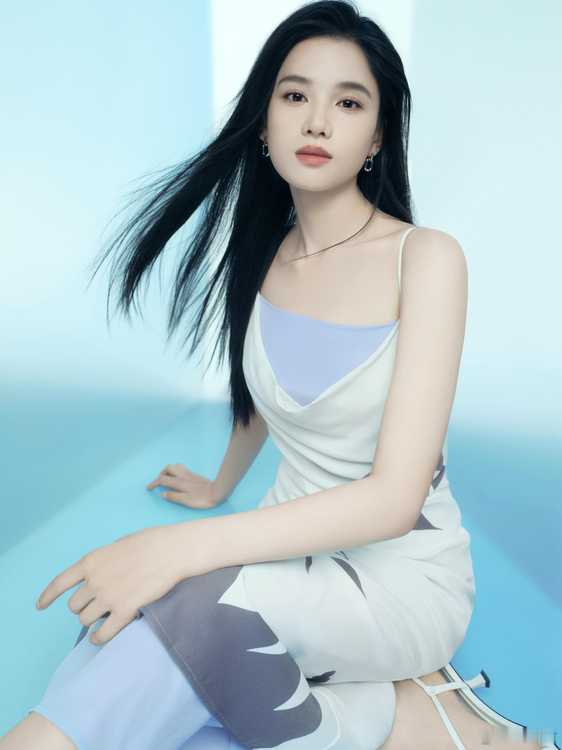 #张婧仪高光连衣裙# 张婧仪的衣品真的好，长相浓颜气质淡雅，魅力大散发，每一个瞬