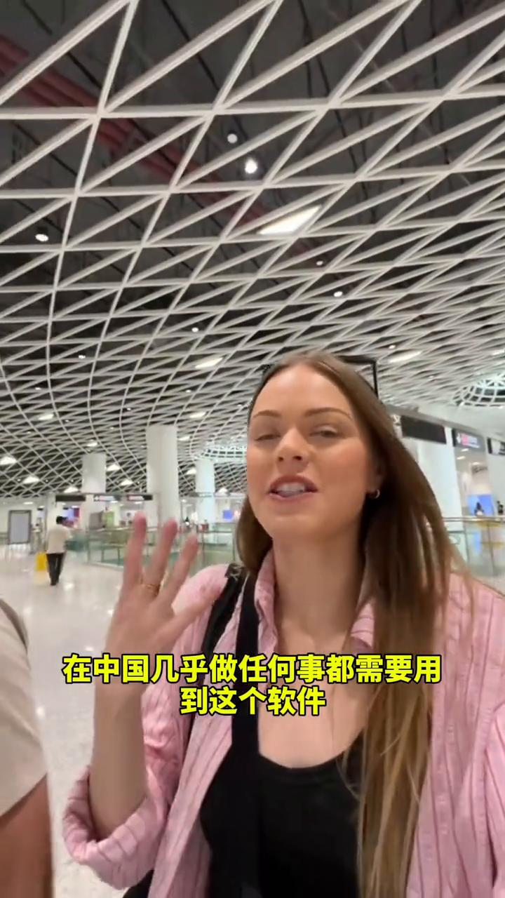 在中国深圳第一次乘坐地铁。
这是我来中国的第一天，我们正要第一次乘坐地铁，一起去