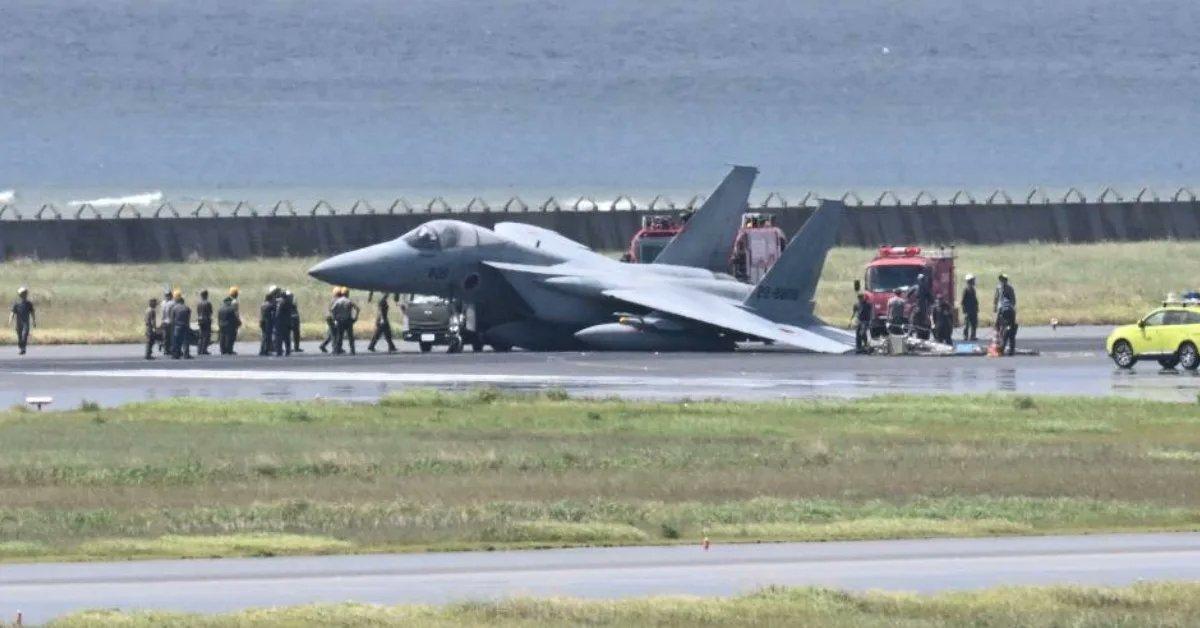日本航空自卫队那霸基地一架F-15J战斗机在返航着陆时突发故障，左侧起落架折断，
