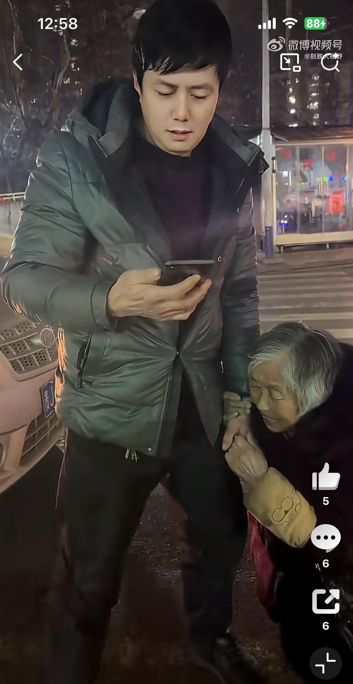 老太斑马线上碰瓷，演技不错，看车牌是贵州都匀哪里。都说这个老太很聪明，选择了最安