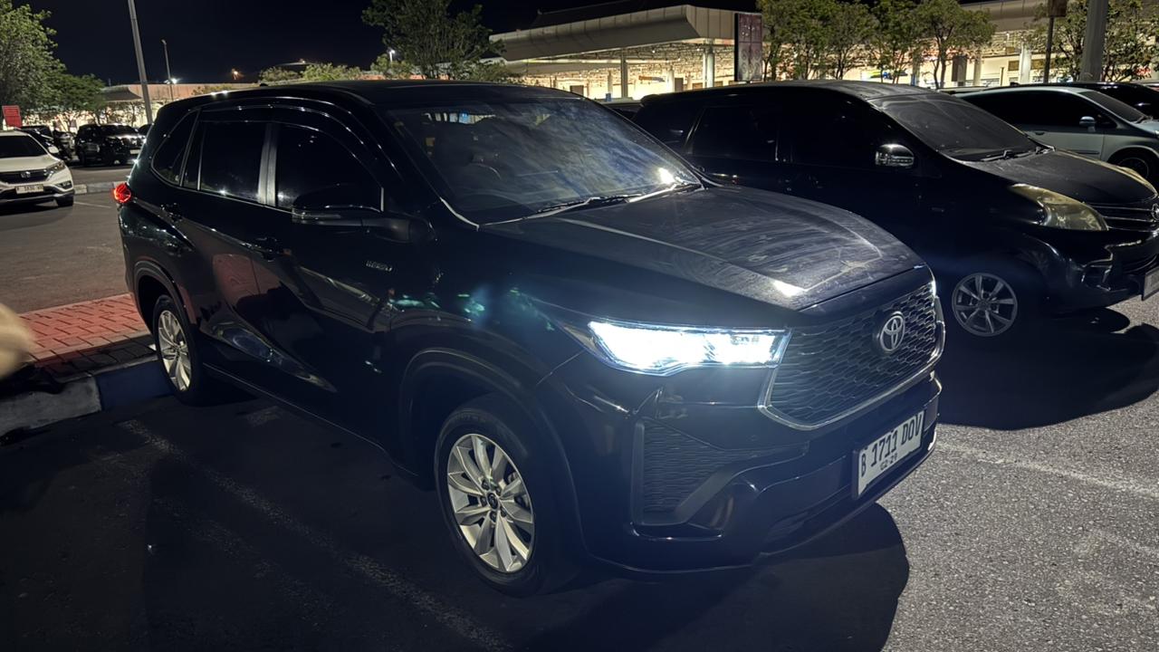 来印尼这几日，我一直开着这辆INNOVA Hybrid
以本地的目光来看，它虽平