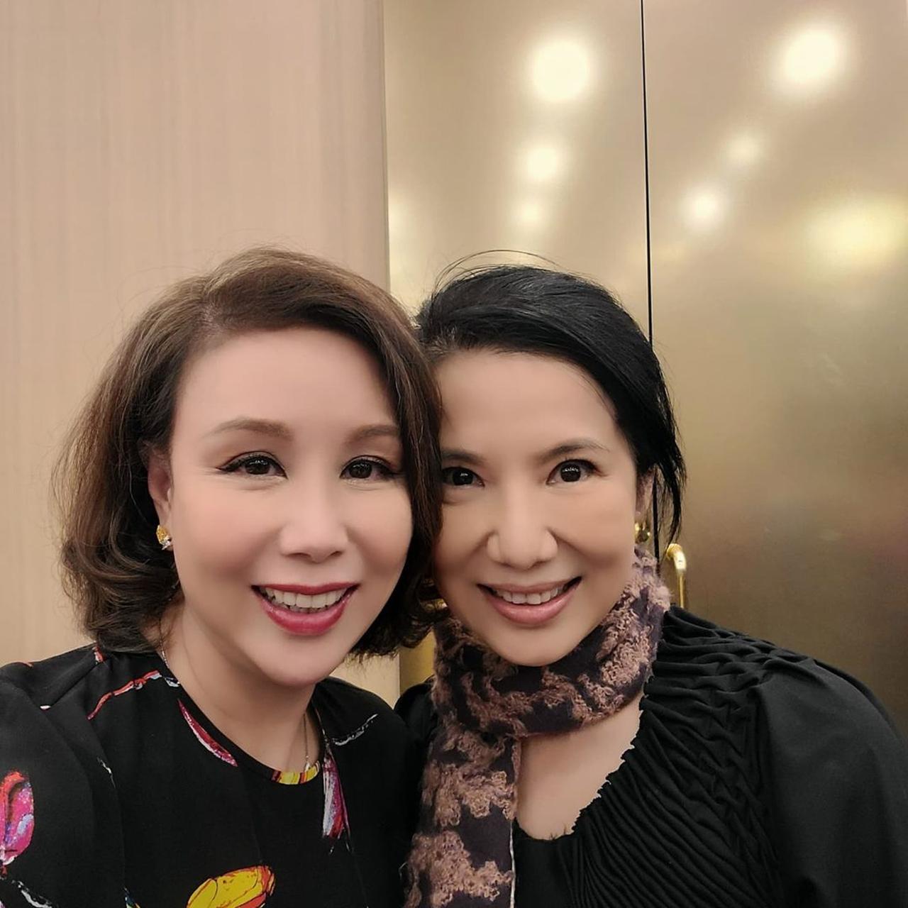 最新港媒报道，香港九十年代性感女神关秀媚最近已经离婚，还打算重启演艺事业，但她今