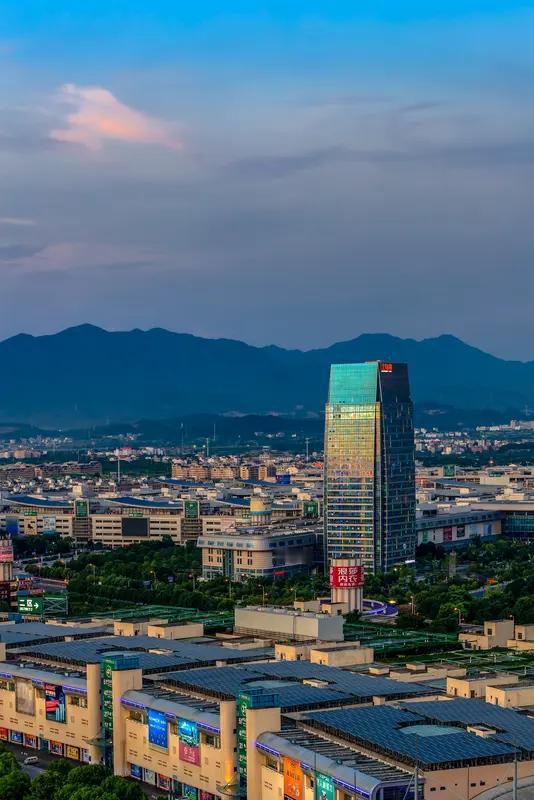 义乌在世界经济中那可是妥妥的C位担当。它是全球小商品贸易核心节点和供应链枢纽。就