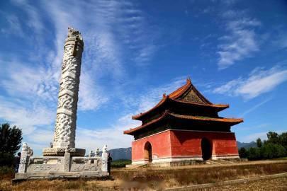成亲王永瑆的书法名震当时，所以嘉庆帝命他为其从书写了裕陵圣德神功碑的汉字碑文。成