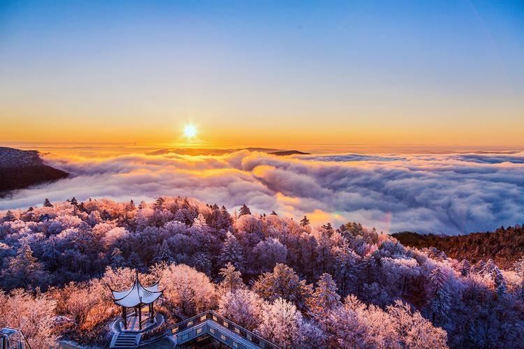 当第一缕阳光真正洒满 face 时，寒冷似乎也被驱散。疲惫的身体里，涌起一股暖流