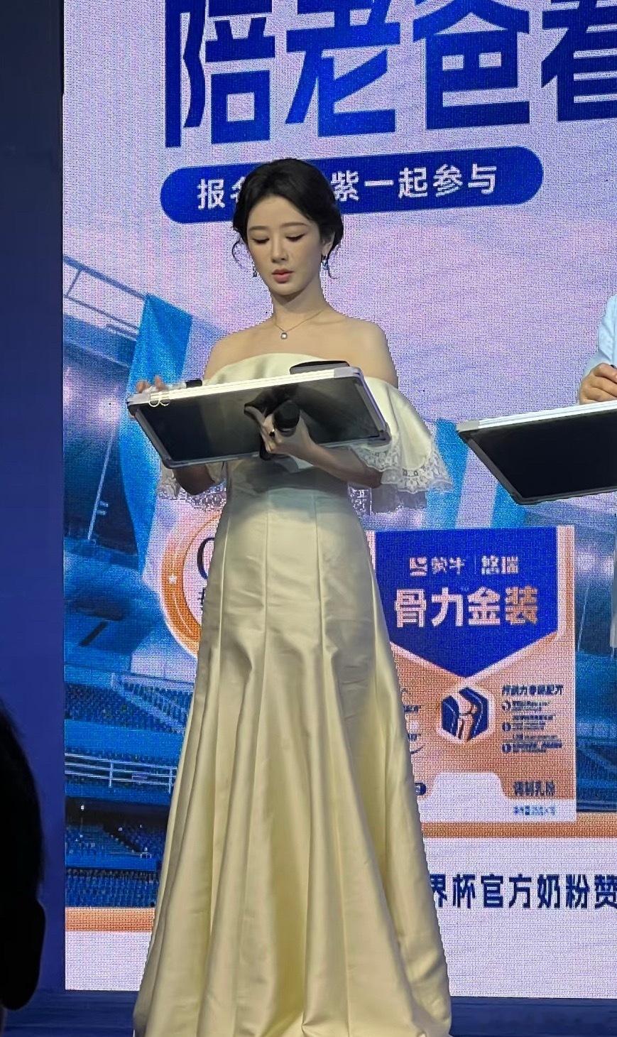 杨紫活动现场生图直出， 这可是近距离路人随拍 