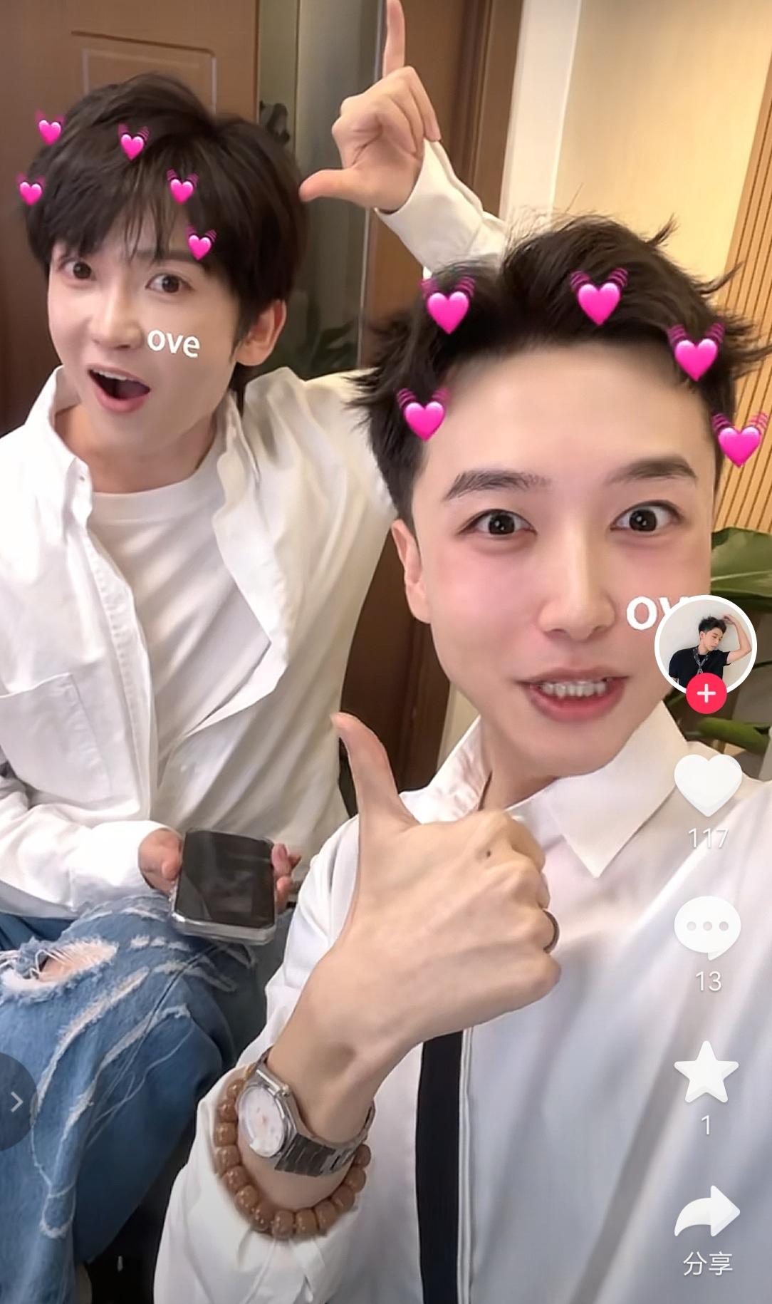 湛蓝团队的肖肖和小沃合体了。
小沃在张兰团队呆的时间不长，但他和每个主播相处得都