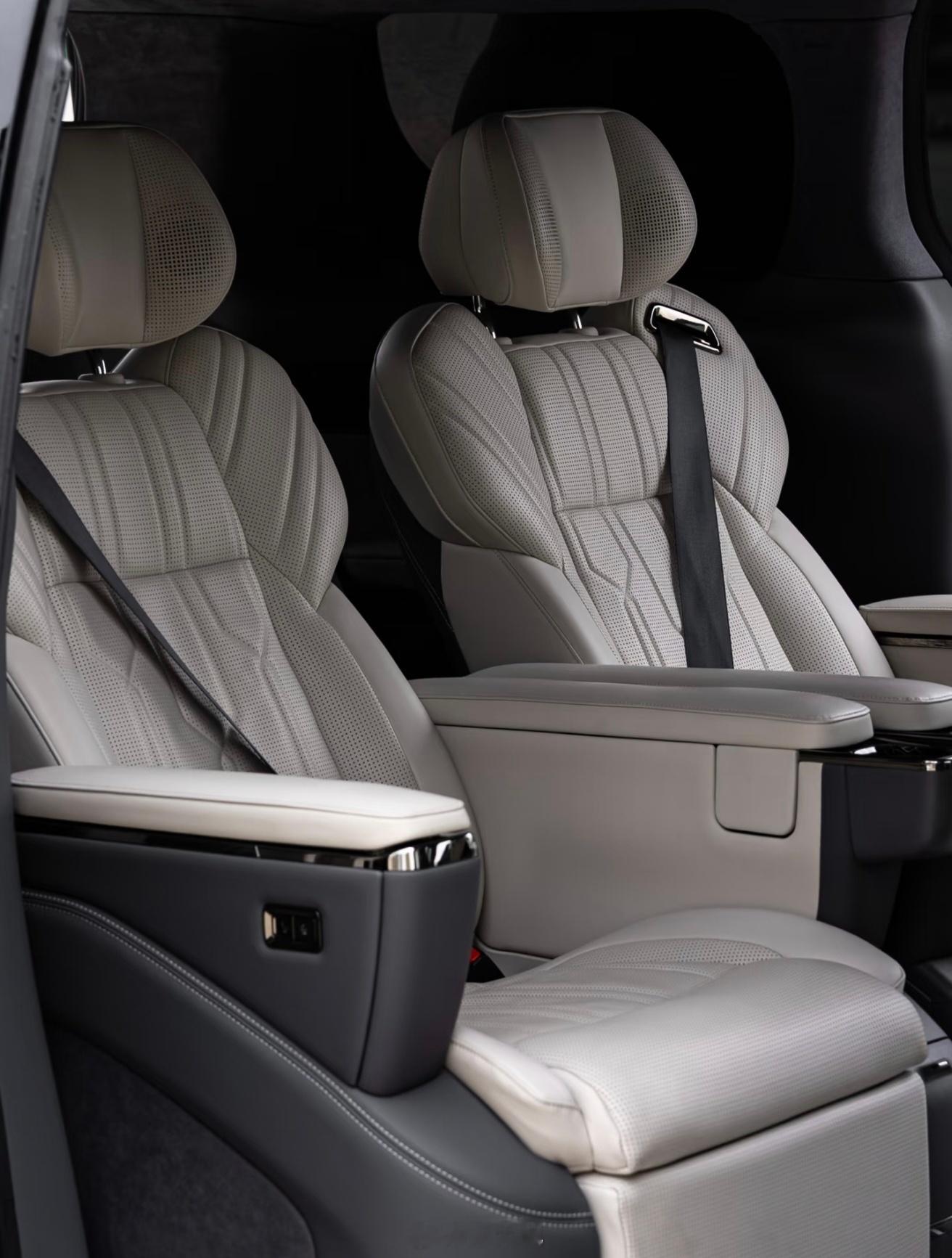 其实早在3月份，极氪通过官方渠道已经正式预告过极氪009车型的更新计划。现款极氪