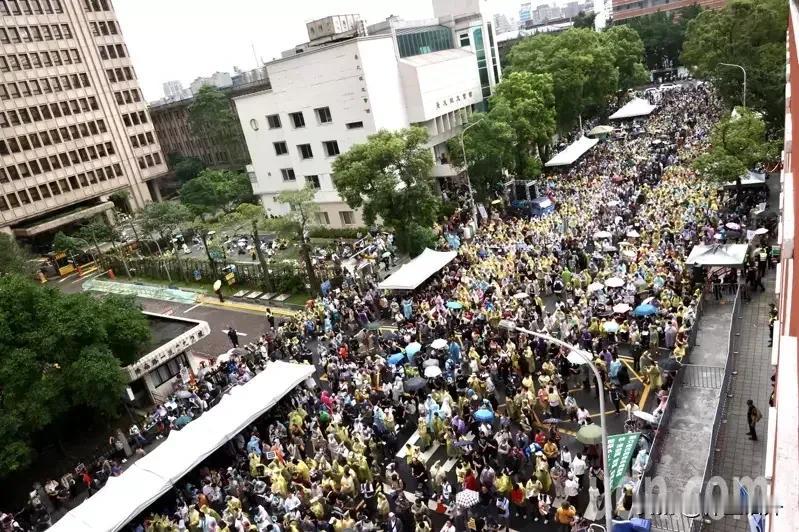 民进党又耍赖！国民党又被人搞！
民进党在台湾立法部门处于少数，举手举不过国民党和