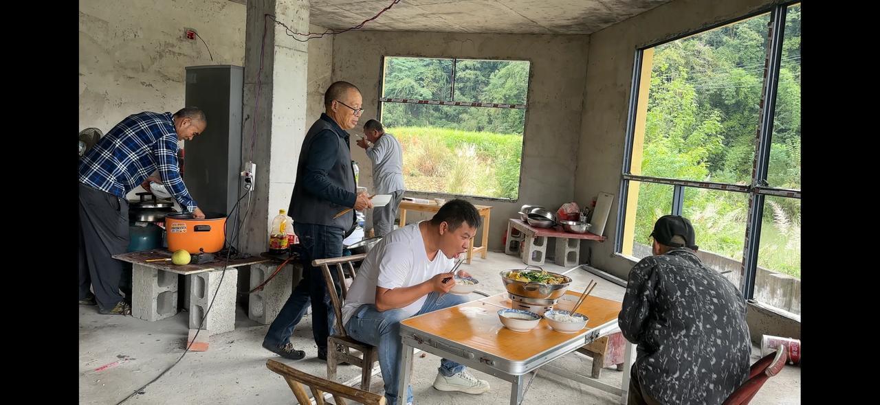 三个月前，一场关于农村小院的改造之旅在江边悄然开启。那栋十七年无人居住的房子，破