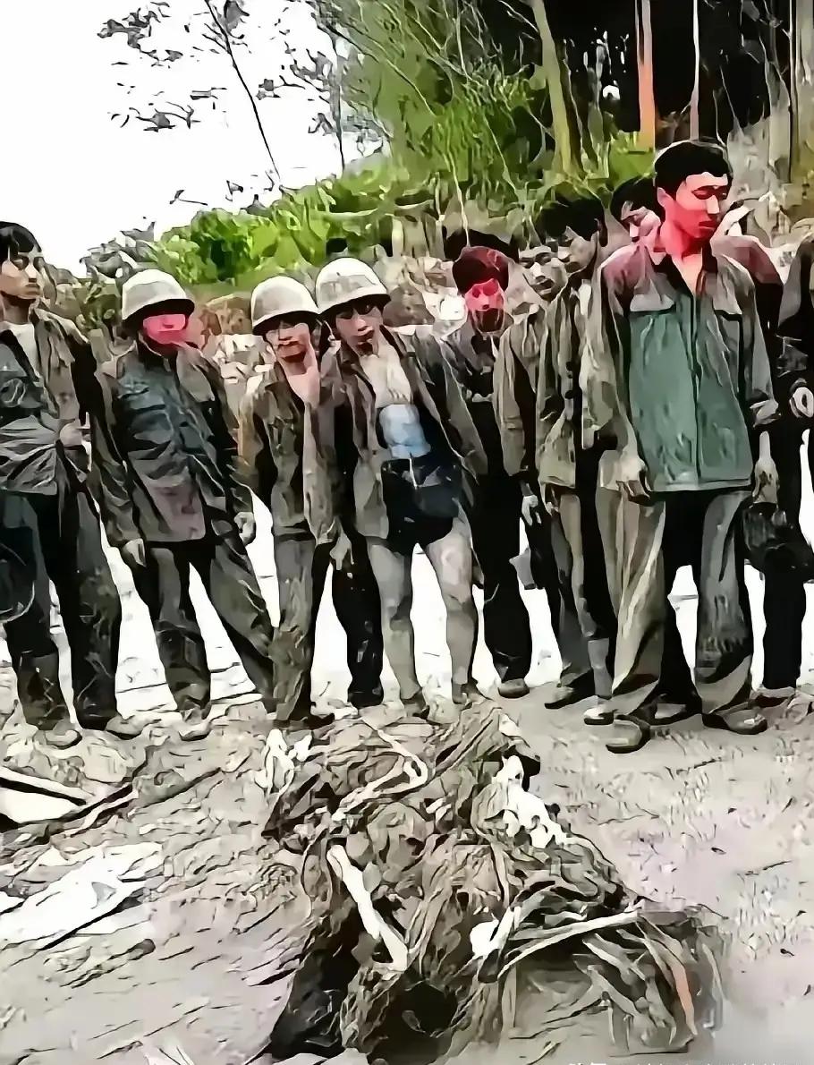 这是一张在老山战役中，某部刚从阵地抢运下来的一位烈士遗体的照片。

视线很难从他