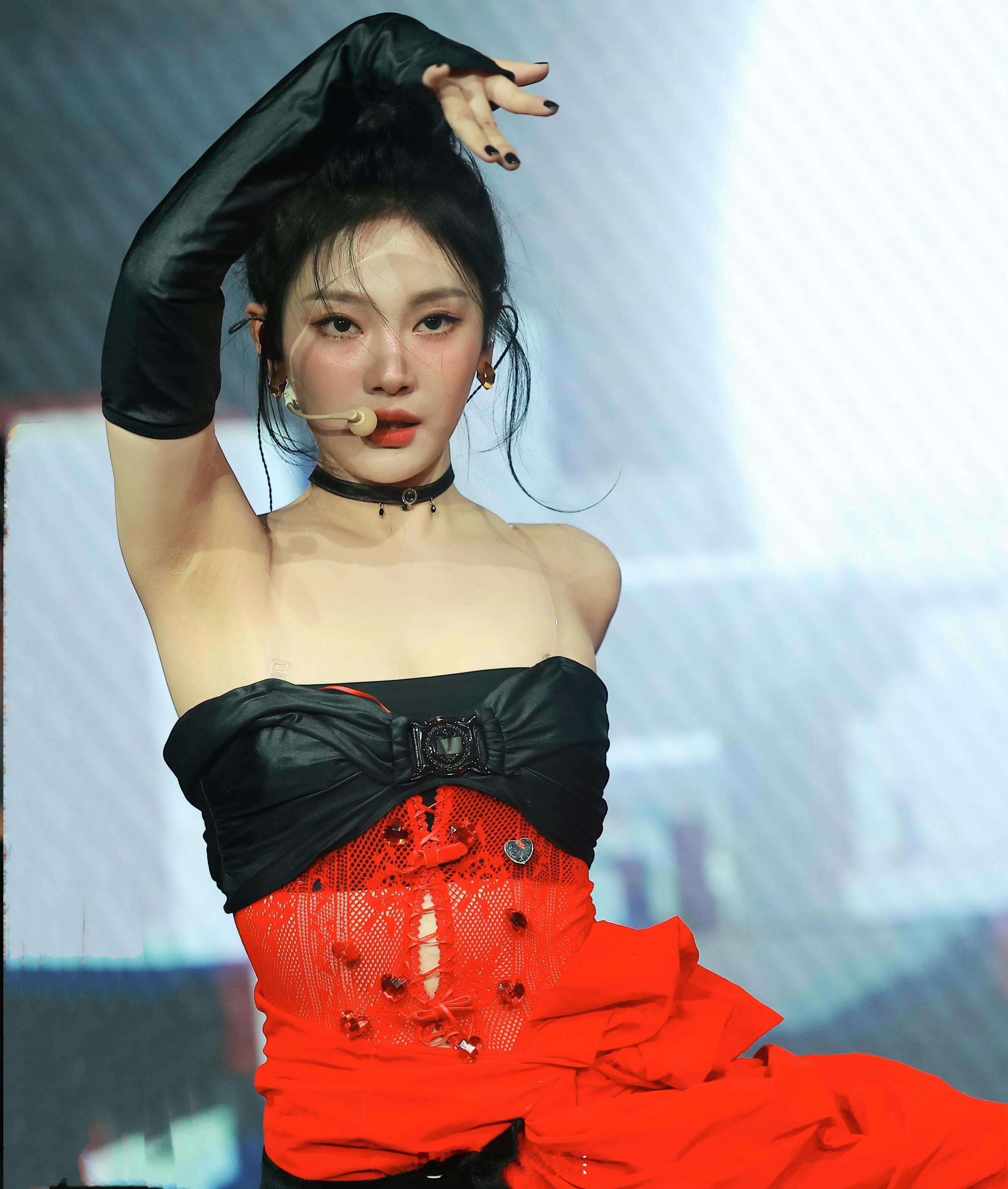 宁艺卓舞台又拽又美闪闪发光 ​​​