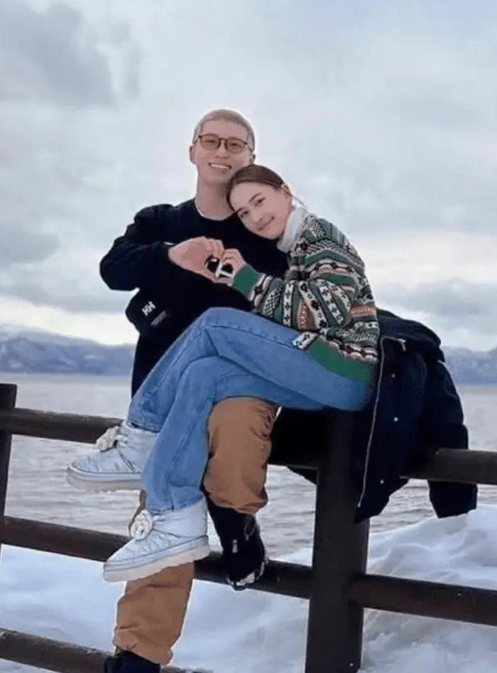 被何超莲和窦骁甜蜜到了吗？
小鸟依人的被窦骁抱着，何超莲全身都透着满满的幸福和安