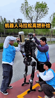 ‌宇树科技旗下的人形机器人H1（2023年改版）在4月16日的北京人形机器人马拉