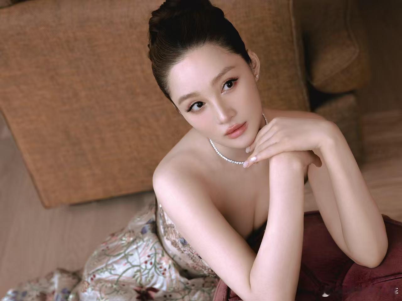 一直对孙嘉璐的古装角色有印象，顾采薇和颜文秀至今还有人提起。线下时尚活动也能稳住