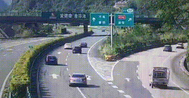 【高速行车道急停  一声断喝救险】2026年4月4日，河池民警巡逻至兰海高速南宁