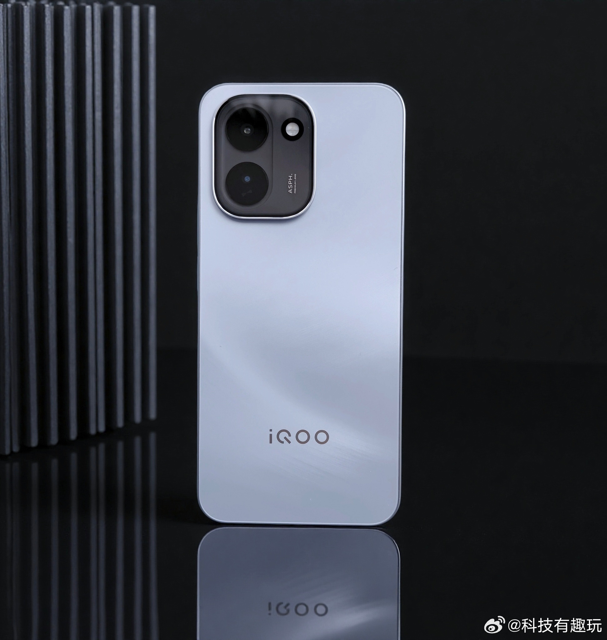 iQOO Z11使用体验分享，我们体验的这款是沧浪浮光配色，转动时光影流动如湖面