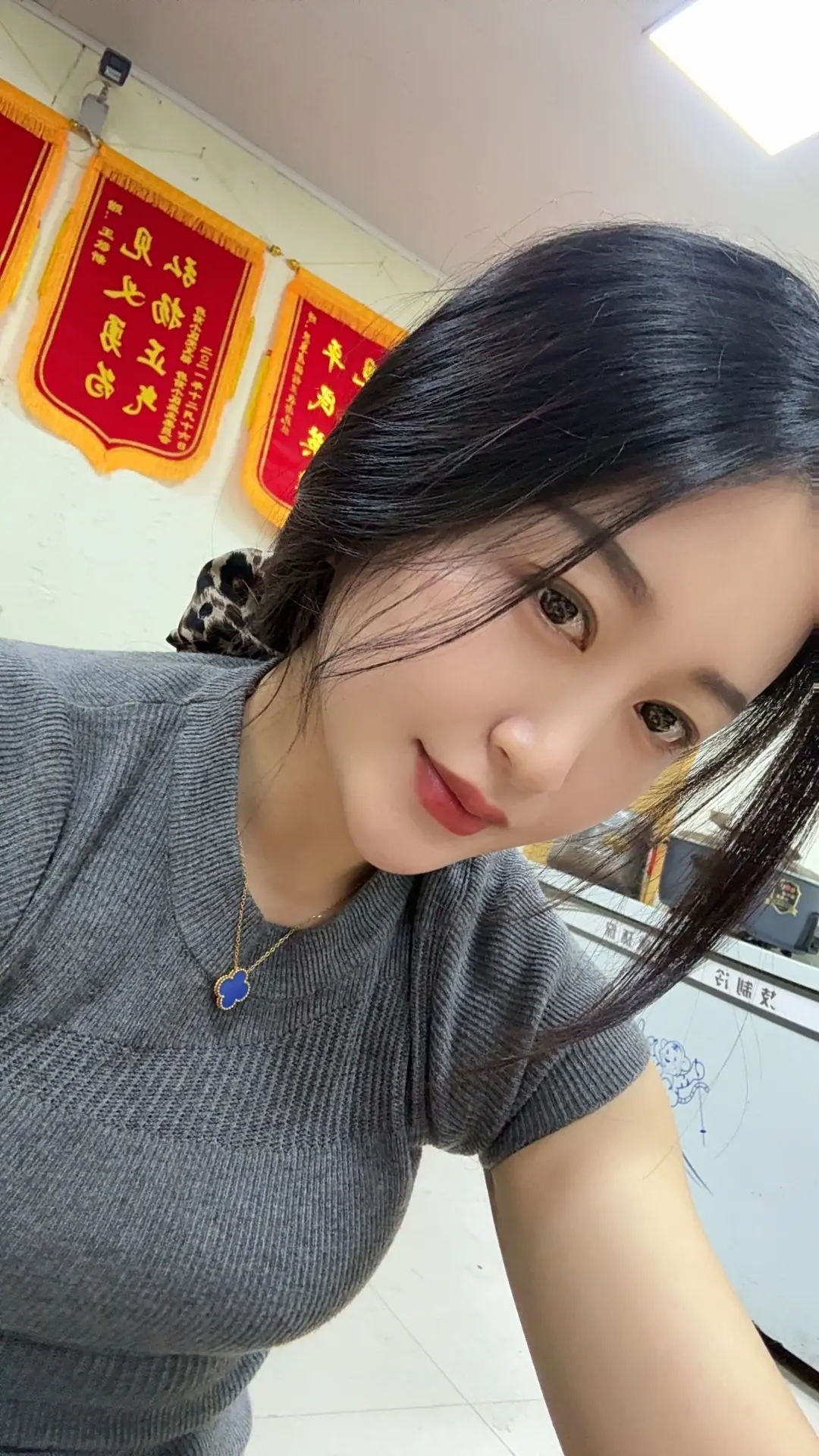 活了三十多年，什么都没拿稳，唯独酒杯拿的最稳