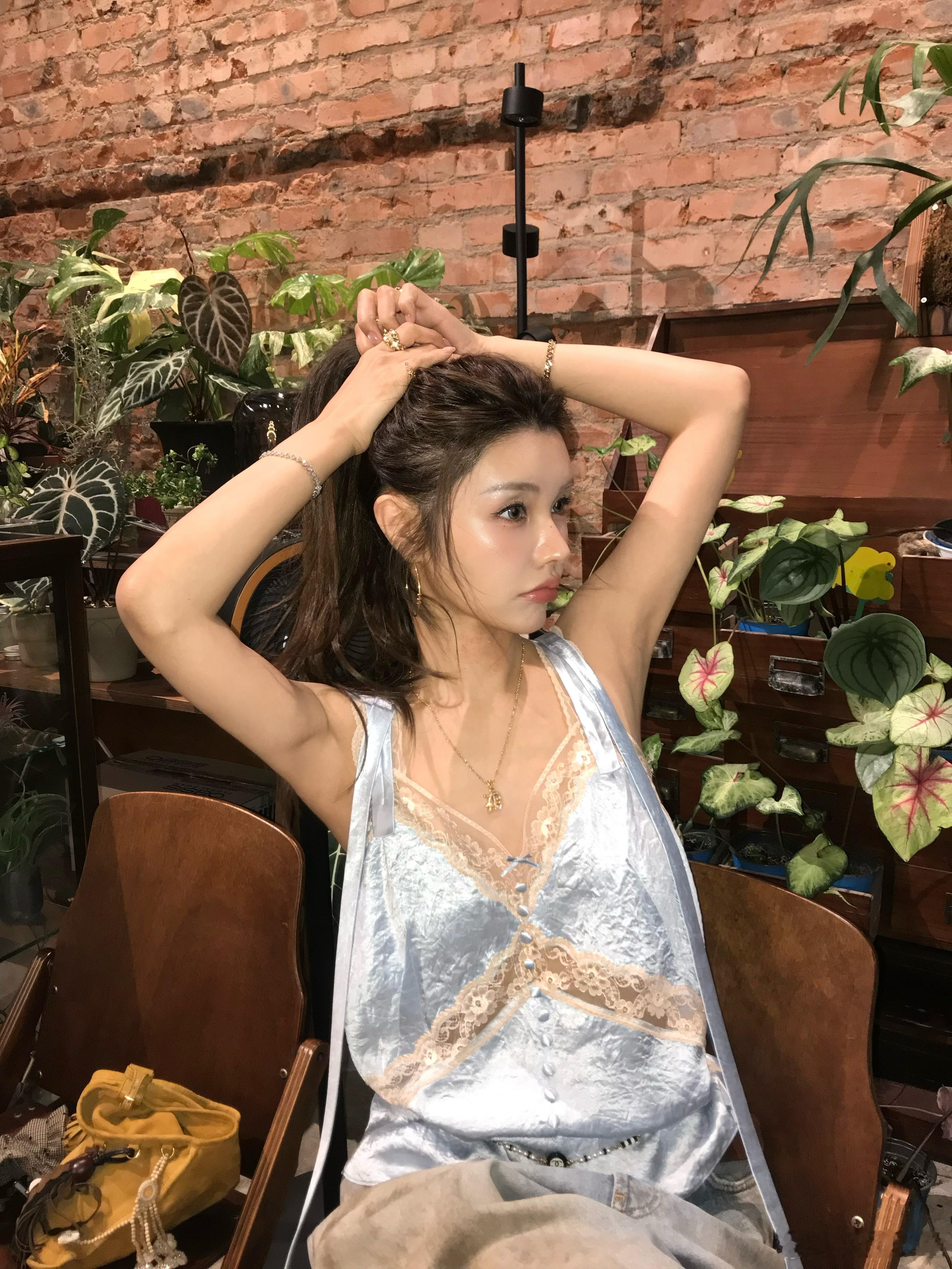老觉得脖子痒痒忍不住挠，挠出一片红，朋友说是被潮出来的湿疹，真的被上海潮到了