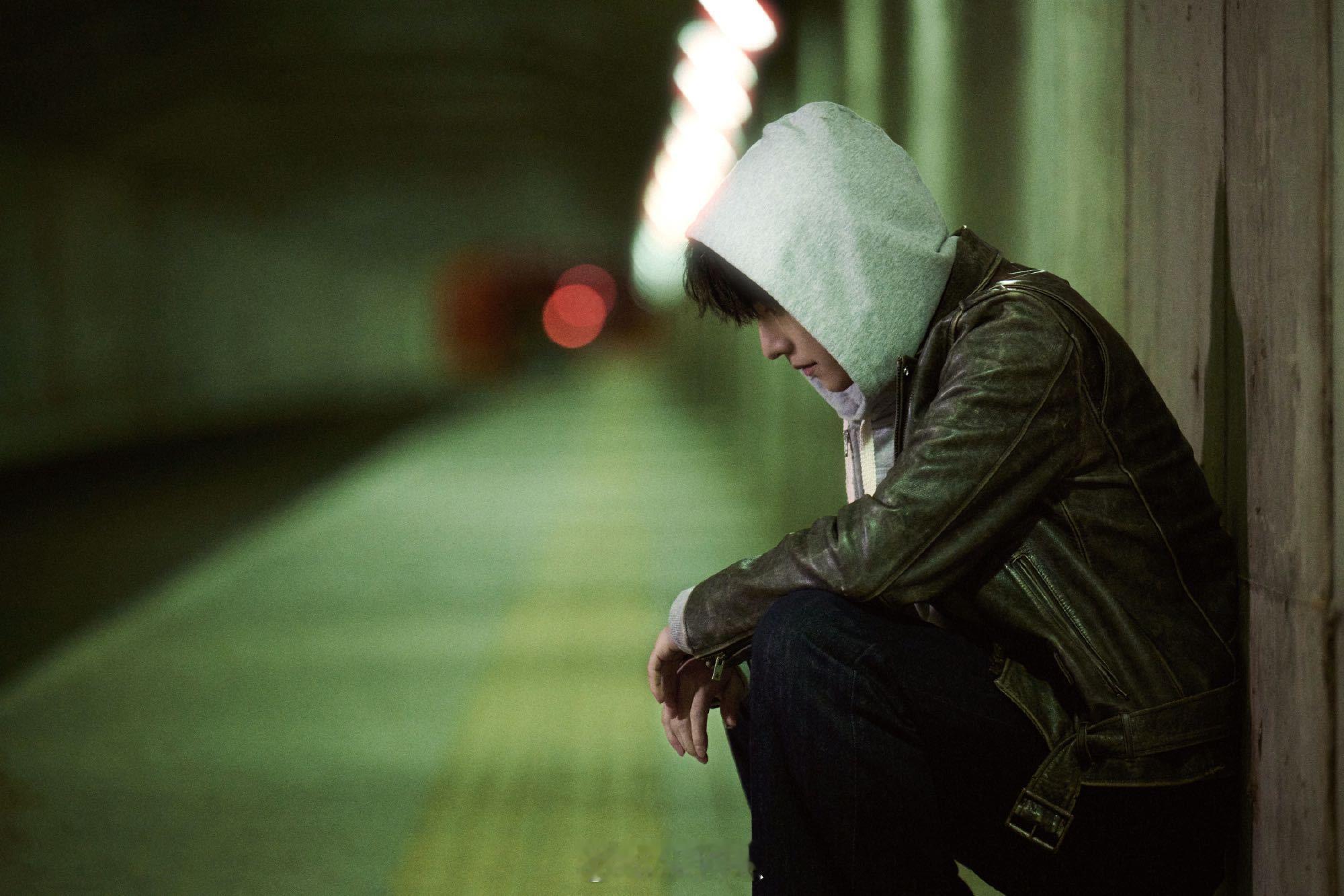 这跟杨洋亲我有什么区别这跟杨洋亲我有啥区别！反差绝了，上秒皮衣破碎帅哥，下秒片场