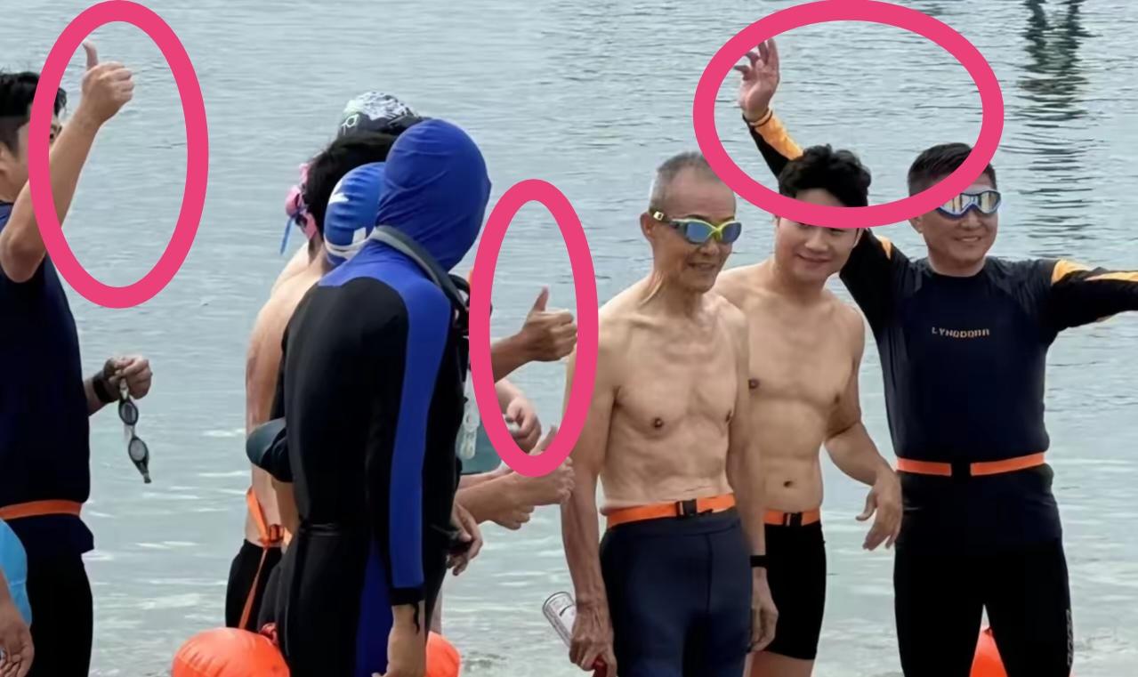 哇，75岁的王石这身材，这紧致的肌肉不带一点脂肪，难怪人们手舞足蹈，竖起大拇指点