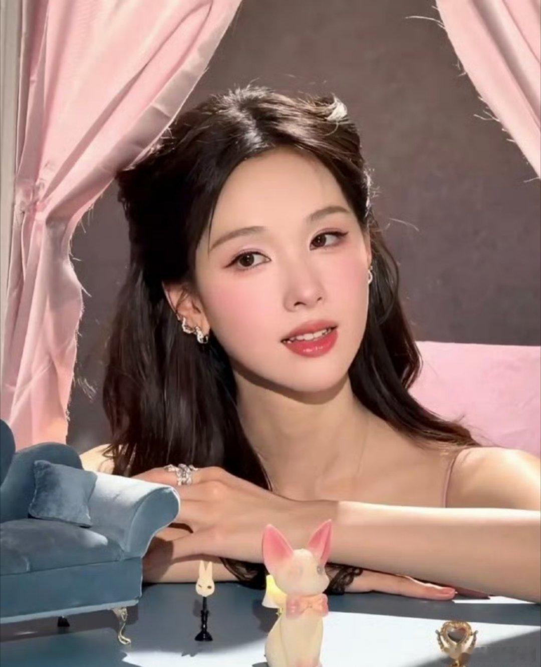 每位女星的猫耳造型各有风格，甜酷灵动全都拿捏住... 