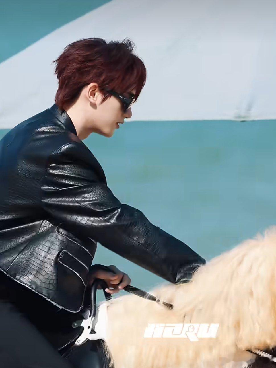 丁程鑫仰头这一下你好星期六你好星期六全员团建路透 丁程鑫太飒了！好六团建骑马路透