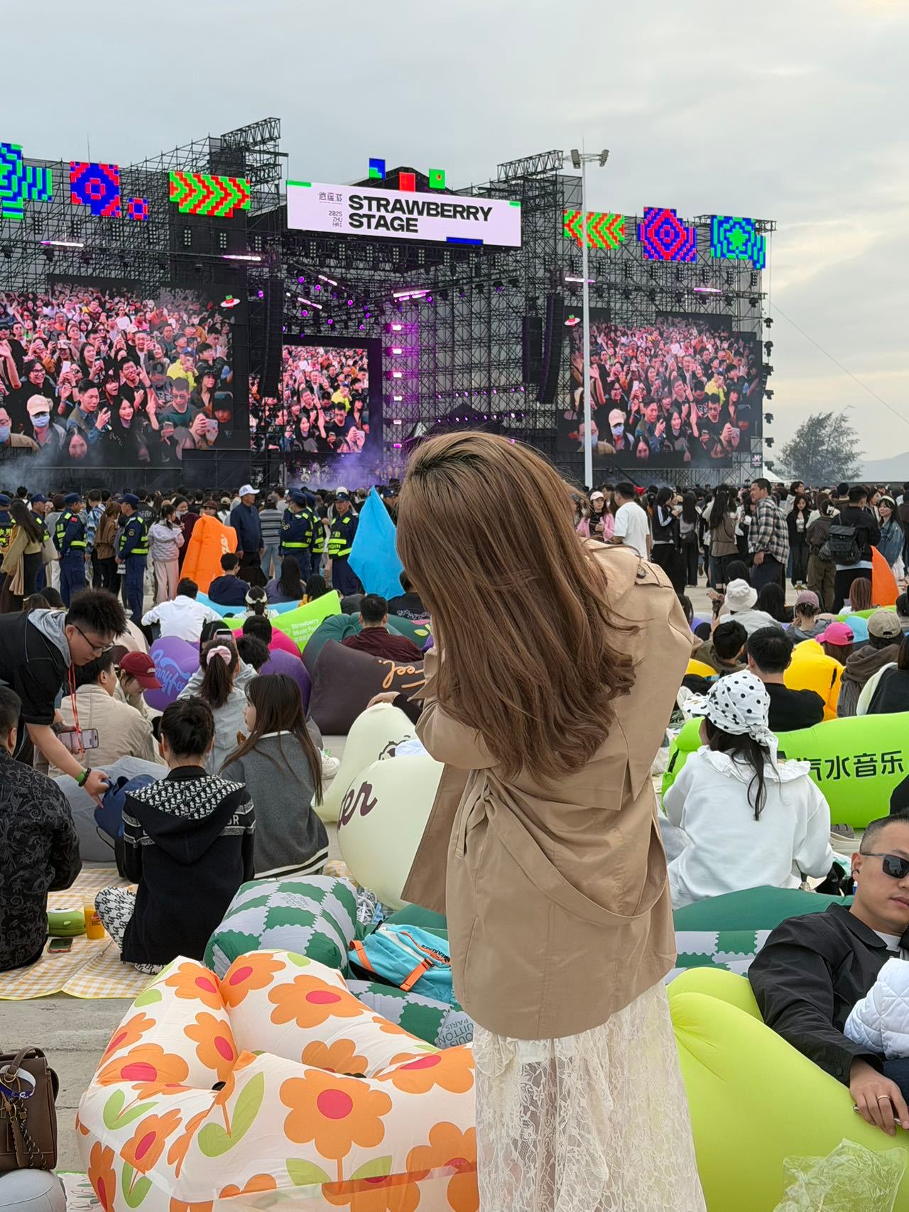 钱多多的打工日记来啦草莓音乐节的浪漫氛围里空气里都是鼓点和青春的味道跟着节奏蹦到