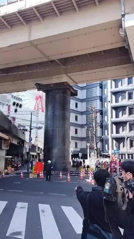 日本的“耻辱柱”自己从地下长出来了。

3月11号这天，日本整个国家都浸在一种沉