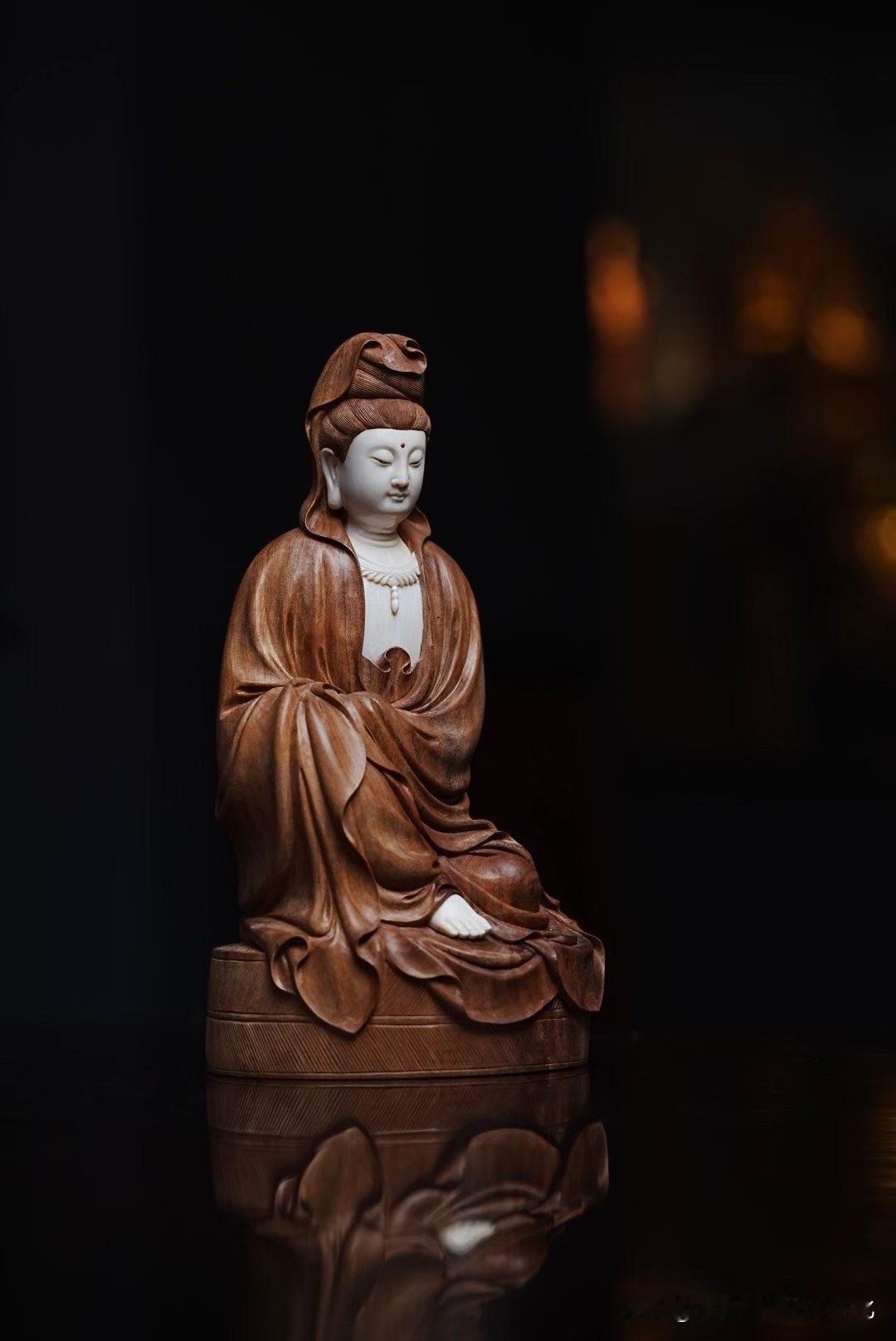 低眉含笑，衣袂如云，一份自在，从眉眼之间慢慢流淌出来。

老山檀香的深沉，与猛犸