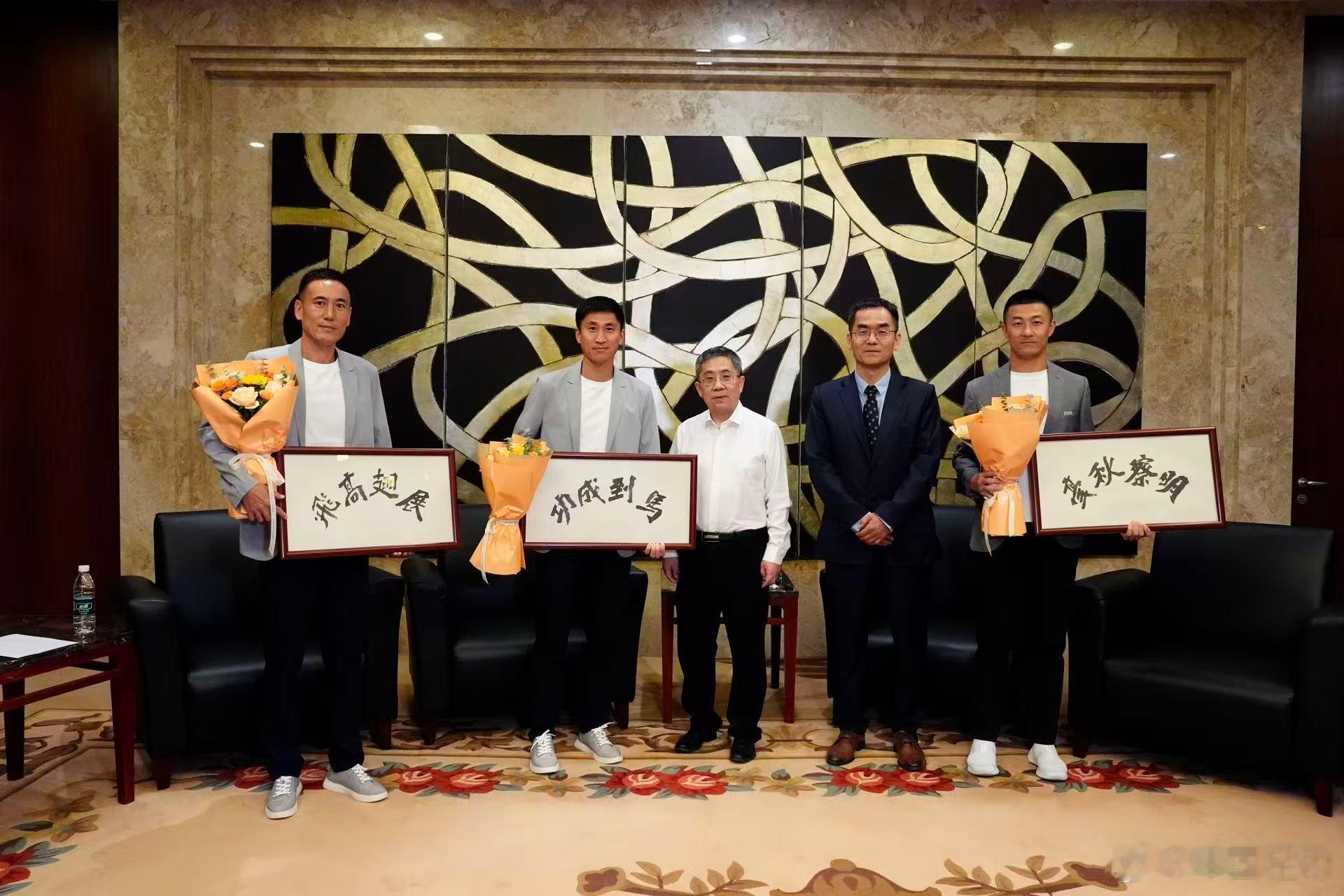 【中国裁判马宁、傅明、周飞启程出征2026美加墨世界杯】2026年5月30日下午