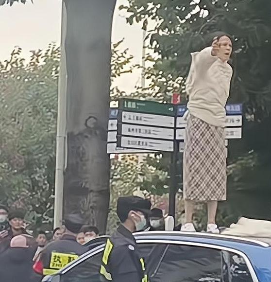 “辣眼睛！”山东青岛，一女子和出租车司机起争执，竟然爬上车顶做出不雅动作，跳起了