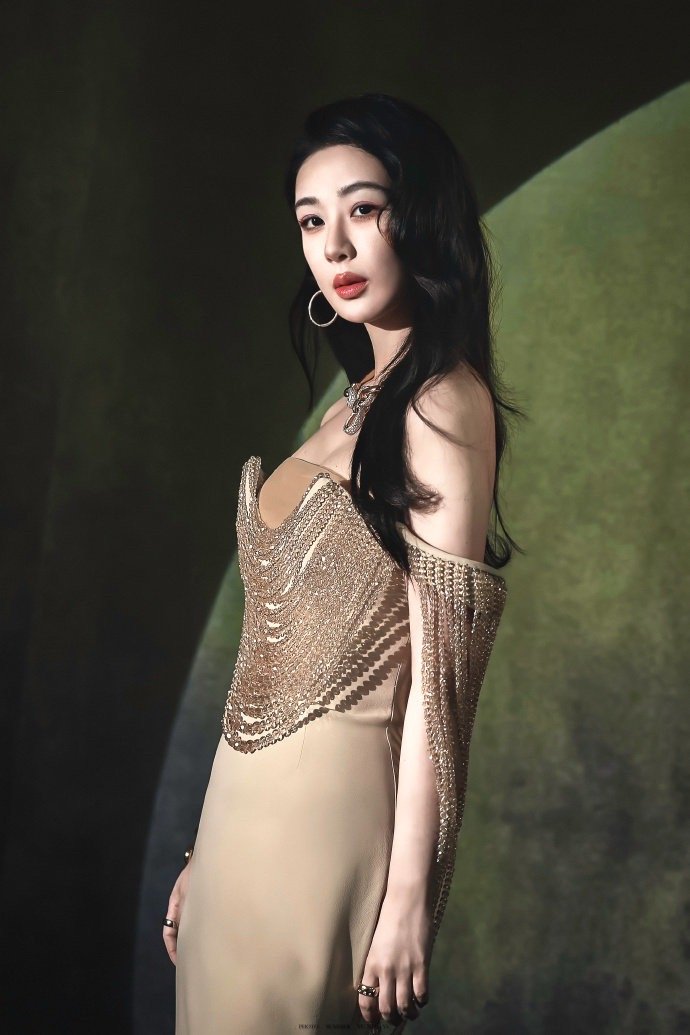 杨紫玉兰花开君再来 💜杨紫董竹君 如果喜欢有颜色那就是紫色，如果你觉得不够浪漫