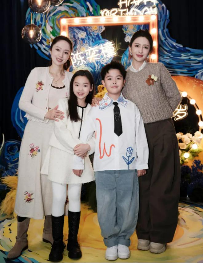 董璇怎么也没想到，一场生日会“戳破”了刚立好的幸福婚姻人设。
娱乐圈最喜欢立人设