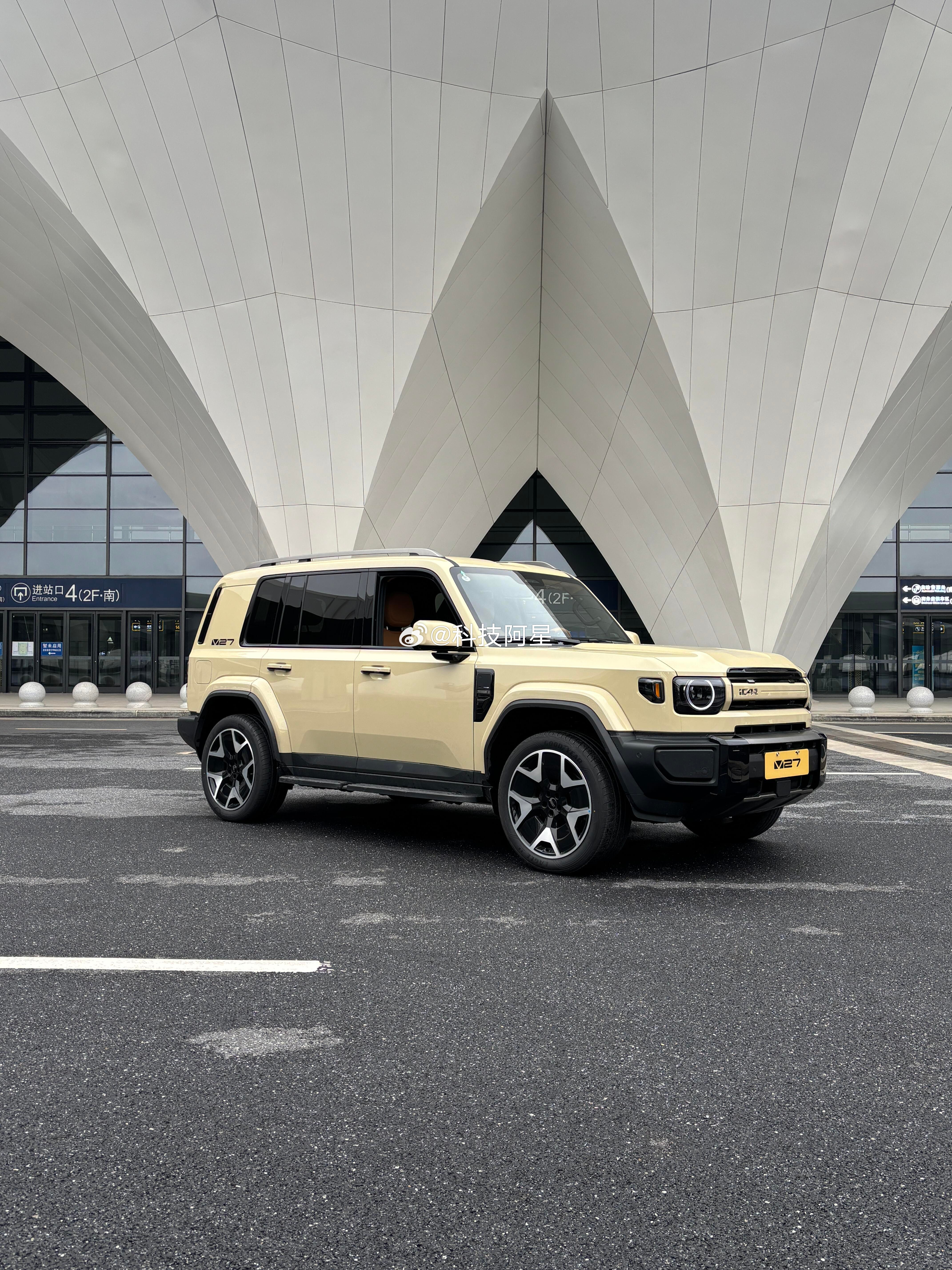 16万级想找台能家用，能撒野的硬派SUV，iCAR V27把平衡感拉满了，16.