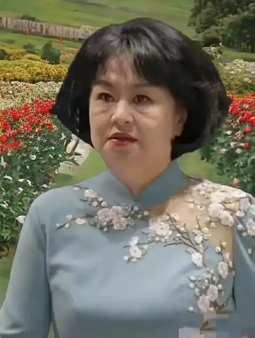 有人说她现在一脸横肉、一脸凶相未免有点言过其实了，她其实就是中年发福了。不过冷不