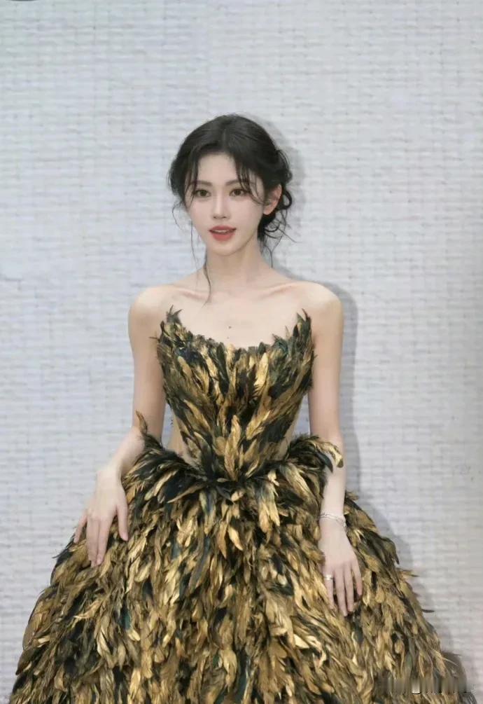 刚刚，网传鞠婧祎已经签约大雷了。
大雷也就是（刘诗诗杨紫的经纪人），据说大雷这个