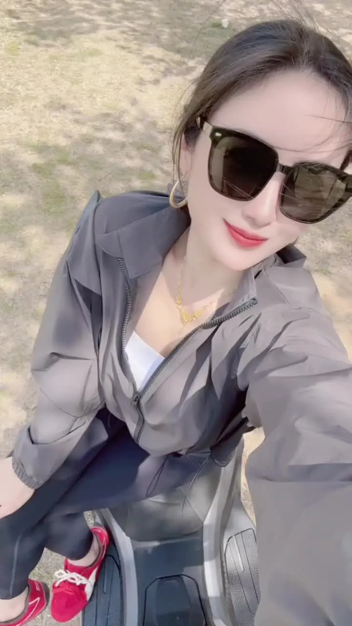 无论你活成什么样子，都会有人说三道四。这个世界我们只来一次，不妨自由洒...
