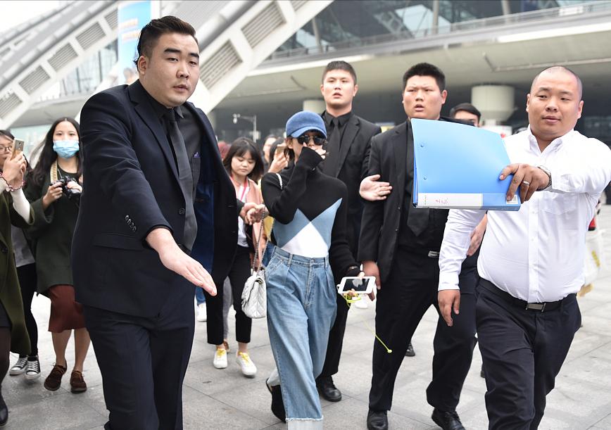 就在7月29日，有媒体发文称：“没牌硬耍”何时休？艺人出行的“排场病”该治治了！