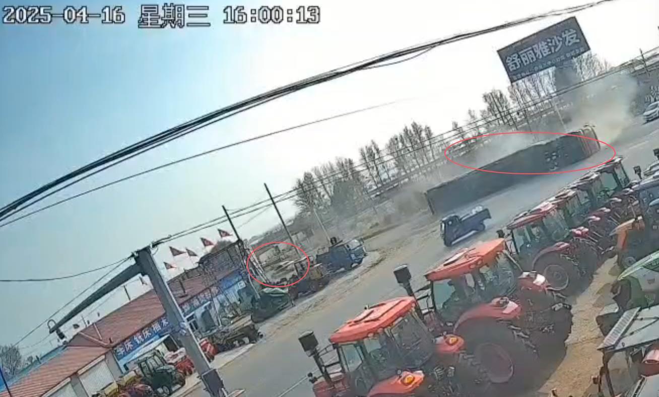 #当地通报货车为躲追查侧翻执法人员未施救#【半挂车为躲追查侧翻，执法车辆驶离未施