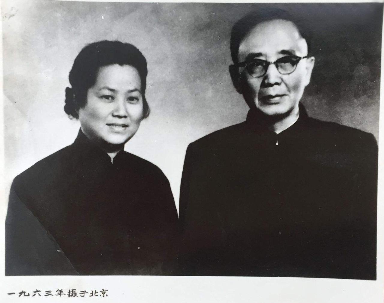 1978 年郭沫若离世不久，妻子于立群便自缢身亡。原来她整理遗物时意外得知，亲姐